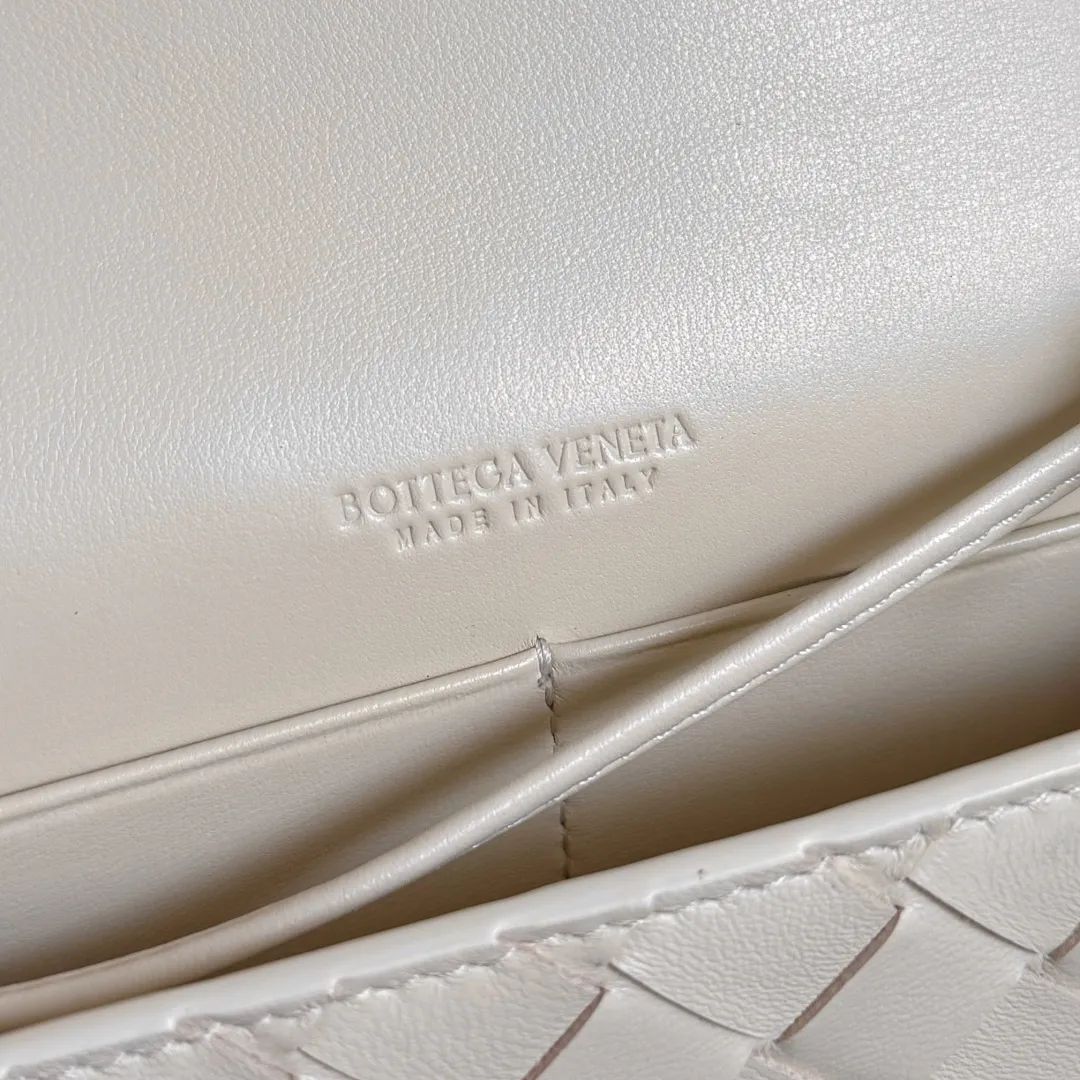 Batch 1560 Bottega Veneta2025 new product Daisy Andiamo bag, classic woven crossbody bag, thin shoulder strap is more casual, especially the small pendant design this time, daisy + green leaves + small gold chain, add a playful and smart look to the tough leather🌼Metallic button and knot closure, simple but not simple, elegant texture, elegant weaving attitude. You can also decide how to carry the bag according to your outfit and occasion. It can be used as a clutch bag, shoulder bag, or crossbody bag. It has a high usage rate. 😊Pair it with a simple skirt to instantly become relaxed and fashionable. Pair it with a smart suit to neutralize the formal feeling. It can be used for commuting and dating! Style number: 838870 (836940) Color: sea salt Size: 19*12.6*2cm